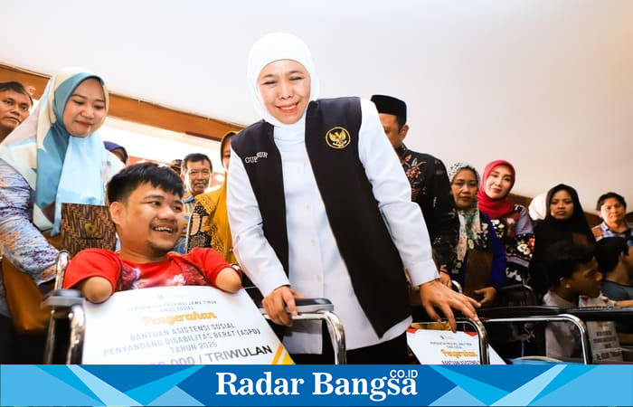 Gubernur Jawa Timur Khofifah Indar Parawansa menyalurkan bantuan sosial senilai Rp10,2 miliar kepada ribuan warga di Kabupaten Probolinggo, Kamis (19/6). | Dok Foto Adpim/Ho RadarBangsa