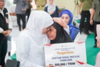 Gubernur Jawa Timur Khofifah Indar Parawansa saat menyerahkan bantuan sosial dan zakat produktif kepada warga Jombang di UPT PSBR Dinsos Jatim, Jumat (27/6). | Dok Foto Ho/RadarBangsa