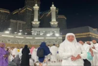 Gubernur Jawa Timur Khofifah Indar Parawansa menjalani ibadah haji 2025 atas undangan khusus Raja Salman bersama jemaah dari 140 negara di Masjidil Haram, Makkah. Rabu (4/6/2025). | Dok Pribadi Khofifah/HO RadarBangsa