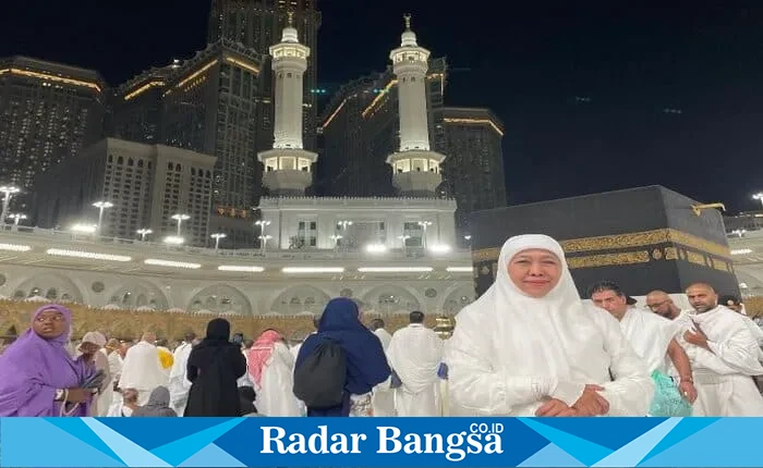 Gubernur Jawa Timur Khofifah Indar Parawansa menjalani ibadah haji 2025 atas undangan khusus Raja Salman bersama jemaah dari 140 negara di Masjidil Haram, Makkah. Rabu (4/6/2025). | Dok Pribadi Khofifah/HO RadarBangsa