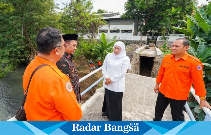 Gubernur Jawa Timur Khofifah Indar Parawansa meninjau proses rekonstruksi jembatan penghubung Pondok Hafshawaty Genggong dan SMK Zainul Hasan di Kabupaten Probolinggo, Kamis (19/6/2025). | Dok foto Ho/ RadarBangsa