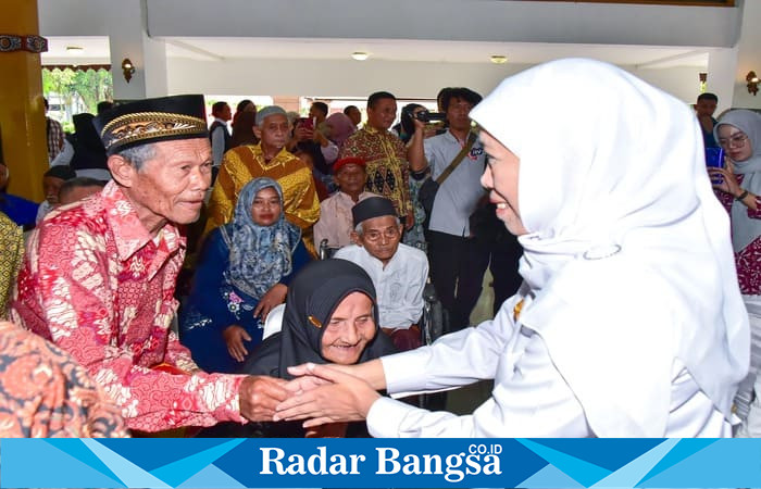 Gubernur jawa timur khofifah indar parawansa menyapa lansia penerima bantuan sosial dalam kegiatan penyaluran program perlindungan social | Dok Adpim/Ho RadarBangsa