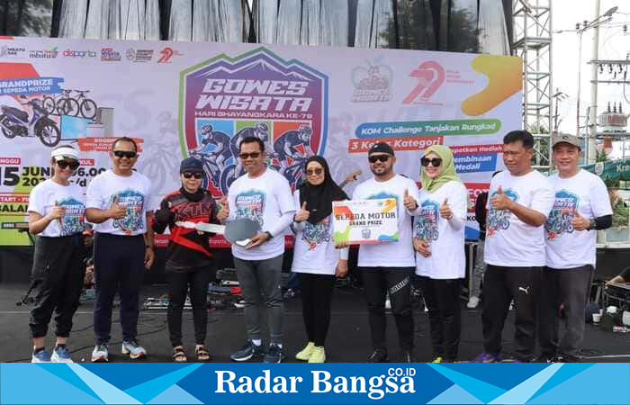 Walikota Nurochman,Wakil Walikota Heli Suyanto,Kapolres Andi Yudha Pranata, Sekda Batu Zadiem Efisiensi, menyemarakan Gowes Wisata#5 sambut HUT Bhayangkara ke 79.