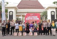 Kapolres Lamongan AKBP Agus Dwi Suryanto secara simbolis menyerahkan bingkisan kepada perwakilan komunitas dalam rangka Hari Bhayangkara ke-79. | Dok foto Ho/ RadarBangsa