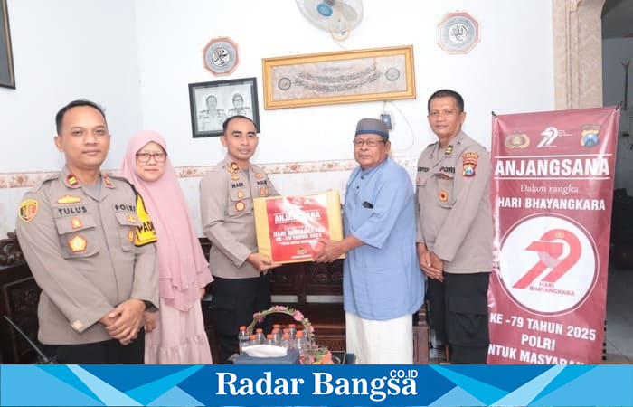 Wakapolres Lamongan Kompol I Made Prawira bersama Wakil Ketua Bhayangkari Cabang Lamongan menyerahkan tali asih kepada purnawirawan Polri dalam rangka Hari Bhayangkara ke-79. | Dok foto Ho/RadarBangsa