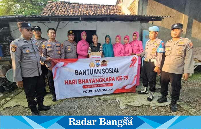 Jajaran Polsek Tikung dan Bhayangkari Ranting Tikung menyalurkan 50 paket sembako kepada warga dan warakawuri di Kecamatan Tikung, Selasa (17/6/2025).  | Dok Foto/RadarBangsa 