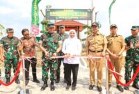 Hebat! Kodam Brawijaya Bikin Khofifah Ingin Gandakan Kampung Pandu ke Daerah Lain 
LAMONGAN, RadarBangsa.co.id  – Gubernur Jawa Timur Khofifah Indar Parawansa memberikan apresiasi tinggi atas pengembangan Kampung Pandu (Kampung Pangan Terpadu) yang digagas Kodam V/Brawijaya di Desa Jotosanur, Kecamatan Tikung, Kabupaten Lamongan. Bahkan, Khofifah menyatakan siap mereplikasi konsep pertanian terpadu atau integrated farming tersebut ke berbagai wilayah lain di Jawa Timur.
Hal ini disampaikan Khofifah saat meninjau langsung kawasan Kampung Pandu bersama Pangdam V/Brawijaya Mayjen TNI Rudy Saladin dan Bupati Lamongan Yuhronur Efendi pada Senin (16/6/2025).
Dalam kesempatan itu, Gubernur Khofifah ikut melakukan panen padi varietas unggul super genjah PMJ 01 dan varietas Kampung Pandu (VKP) 01. Padi tersebut merupakan hasil inovasi Satgas Ketahanan Pangan Kodim 0812 Lamongan dengan memanfaatkan lahan satu hektare, dengan estimasi hasil panen mencapai 8 ton.
“Kolaborasi dan sinergi antara Pemprov Jatim dengan TNI AD di sektor pertanian ini menunjukkan keseriusan kita mewujudkan ketahanan pangan, bahkan menuju kedaulatan pangan,” kata Khofifah.
Khofifah menekankan bahwa ketahanan pangan yang dibangun Kodim Lamongan tidak hanya menyentuh sektor pertanian, tetapi juga peternakan dan perikanan. Konsep integrated farming ini dinilai sangat strategis dalam mendukung green dan *blue economy.
“Tanaman pangan, peternakan, dan perikanan tidak lagi dilihat sebagai kegiatan terpisah, melainkan satu sistem yang saling mendukung. Apresiasi kepada Pangdam V/Brawijaya atas upaya membangun ketahanan pangan secara terintegrasi,” ujarnya.
Gubernur Jatim juga menyoroti penggunaan teknologi tepat guna yang sederhana dalam mengembangkan integrated farming. Ia mencontohkan inovasi Pelda Dulhadi, anggota TNI yang berhasil mengembangkan padi PMJ 01 tanpa harus menunggu pakar atau teknologi mahal.
“Dari Pelda Dulhadi muncul PMJ 01, sekarang sedang uji coba PMJ 02, PMJ 03, dan persiapan PMJ 04. Ini membuktikan bahwa inovasi bisa lahir dari kemampuan dan kemauan, tanpa harus mahal dan tanpa harus jauh mencarinya,” tambah Khofifah.
Lebih jauh, Khofifah menilai kehadiran Kampung Pandu memberi multiplier effect ekonomi. Salah satunya melalui budidaya maggot sebagai pakan ikan dan ayam, yang dapat menekan ketergantungan pada pakan impor.
“Integrated farming ini bisa menjadi eduwisata atau agrowisata. Pola yang terintegrasi ini dapat dijadikan referensi dan direplikasi di berbagai daerah,” jelasnya.
Sementara itu, Pangdam V/Brawijaya Mayjen TNI Rudy Saladin mengajak seluruh pihak memanfaatkan lahan yang ada untuk dikembangkan secara optimal. 
“Terus berinovasi sesuai kemampuan dan pengetahuan yang kita miliki. Ini kunci dalam mendukung ketahanan pangan nasional,” ujarnya.
