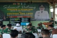 Dandim 0812 Lamongan Letkol Arm Ketut Wira Purbawan, S.I.P., M.Han. memaparkan program ketahanan pangan dan budidaya padi varietas PMJ-01 di hadapan Gubernur Jawa Timur Khofifah Indar Parawansa, Pangdam V/Brawijaya Mayjen TNI Rudy Saladin, serta rombongan di Desa Jotosanur, Kecamatan Tikung, Senin (16/6/2025). | Dok Foto Ho/ RadarBangsa