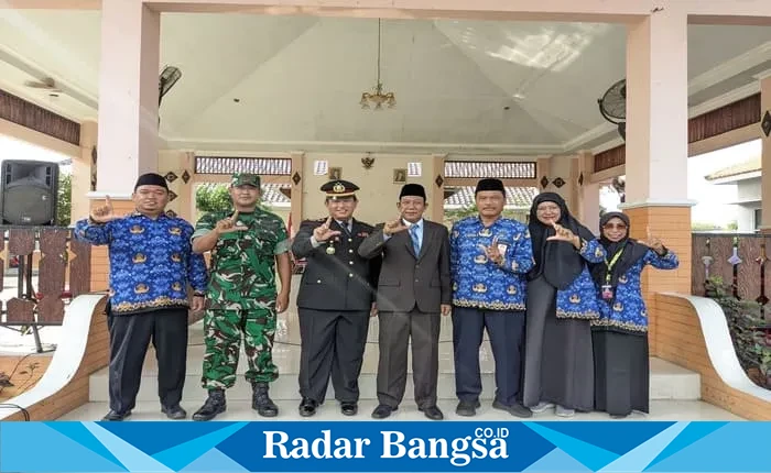 Kapolsek Tikung bersama Camat Tikung memimpin upacara peringatan Hari Lahir Pancasila 2025 di halaman Kantor Kecamatan Tikung, Lamongan. Foto: Humas/RadarBangsa