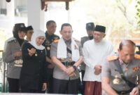 Kapolri Jenderal Listyo Sigit Prabowo bersama Gubernur Jawa Timur Khofifah Indar Parawansa saat ziarah ke makam Presiden ke-4 RI KH Abdurrahman Wahid (Gus Dur) di Kompleks Ponpes Tebuireng, Jombang, Rabu (25/6/2025). | Dok Foto Ho/RadarBangsa