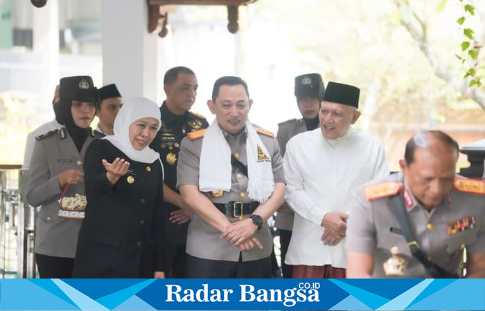 Kapolri Jenderal Listyo Sigit Prabowo bersama Gubernur Jawa Timur Khofifah Indar Parawansa saat ziarah ke makam Presiden ke-4 RI KH Abdurrahman Wahid (Gus Dur) di Kompleks Ponpes Tebuireng, Jombang, Rabu (25/6/2025). | Dok Foto Ho/RadarBangsa