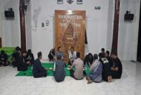 Kapolsek Tikung AKP Anang Purwo Widodo, SH bersama pengurus PSHT Ranting Tikung saat koordinasi jelang pengesahan warga baru di Padepokan PSHT Tikung, Sabtu malam (14/6/2025) | Dok Foto Ho/ Nul RadarBangsa 