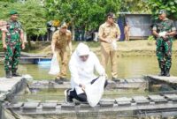 Bupati Lamongan Yuhronur Efendi bersama Gubernur Jawa Timur Khofifah Indar Parawansa dan Pangdam V/Brawijaya Mayjen TNI Rudy Saladin saat meresmikan Kampung Pandu di Desa Jotosanur, Lamongan, Senin (16/6/2025).  | Dok Foto Ho/RadarBangsa 