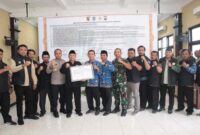 Kapolres Lamongan AKBP Agus Dwi Suryanto bersama Forkopimda dan pimpinan perguruan silat saat Rakor antisipasi kamtibmas 1 Suro di Gedung SKJ Polres Lamongan, Selasa (17/6/2025).  Dok Foto Ho/RadarBangsa 