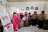 Kapolsek Tikung AKP Anang Purwo Widodo SH mendampingi kegiatan sosial Bhayangkari kepada anak yatim di wilayah hukumnya.|Dok foto Ho/RadarBangsa