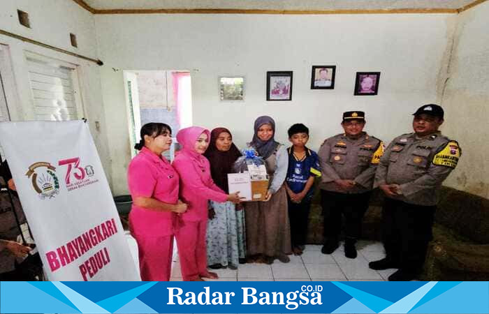 Kapolsek Tikung AKP Anang Purwo Widodo SH mendampingi kegiatan sosial Bhayangkari kepada anak yatim di wilayah hukumnya.|Dok foto Ho/RadarBangsa