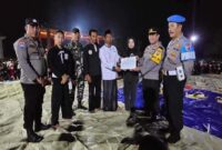 Kapolsek Tikung AKP Anang Purwo Widodo, S.H. bersama unsur Forkopimcam dan pengurus PSHT Ex-Smakem saat penyerahan maklumat damai dalam kegiatan tasyakuran 1 Muharam 1447 H di Padepokan PSHT Deleg, Desa Kelorarum, Kamis malam (26/6/2025). | Dok Foto Ho/ RadarBangsa