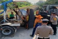 Petugas gabungan mengevakuasi truk tangki air yang hancur usai tertabrak Kereta Ambarawa Ekspres di perlintasan Karanglangit, Lamongan. Rabu (18/6/2025) | Dok Foto Ho/ RadarBangsa 
