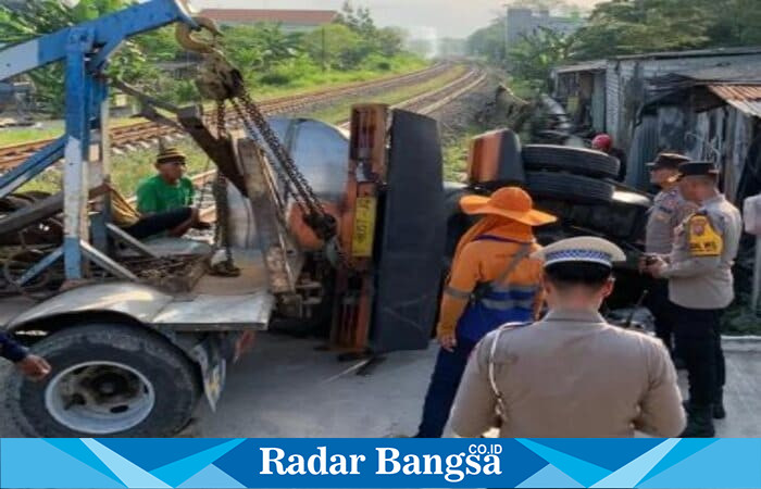 Petugas gabungan mengevakuasi truk tangki air yang hancur usai tertabrak Kereta Ambarawa Ekspres di perlintasan Karanglangit, Lamongan. Rabu (18/6/2025) | Dok Foto Ho/ RadarBangsa 