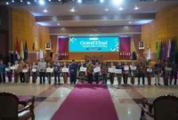 Ketua Umum DPP IKA Unnes Dr. Drs. Budiyanto menyerahkan hadiah kepada juara II Sinden Idol 2025 di Auditorium Unnes, Semarang. (Dok IKA Unnes/HO RadarBangsa)