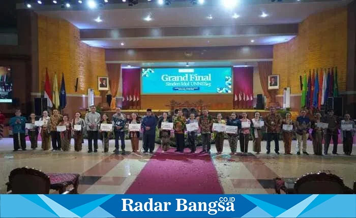 Ketua Umum DPP IKA Unnes Dr. Drs. Budiyanto menyerahkan hadiah kepada juara II Sinden Idol 2025 di Auditorium Unnes, Semarang. (Dok IKA Unnes/HO RadarBangsa)