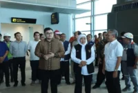 Gubernur Jawa Timur Khofifah Indar Parawansa saat menyampaikan optimisme atas pembukaan rute penerbangan Bangkok–Surabaya. Foto: Humas Pemprov Jatim/RadarBangsa