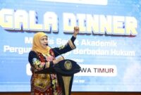 Gubernur Jawa Timur Khofifah Indar Parawansa  saat menyampaikan  Gala Dinner Majelis Senat Akademik PTN BH se-Indonesia yang digelar di Gedung Negara Grahadi, Surabaya, Kamis malam (19/6). | Dok Foto Adpim/Ho RadarBangsa