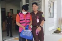 Setelah buron dua tahun, AM akhirnya dibekuk dan digiring ke Kejari Lamongan untuk mempertanggungjawabkan kasus korupsi proyek urukan DTPHP |Dok Foto/ RadarBangsa