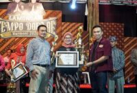 Bupati Lamongan Yuhronur Efendi menyerahkan piagam penghargaan kepada peserta terbaik dalam gelaran Lamongan Tempo Doeloe (LTD) 2025.| Dok Foto/ Ho RadarBangsa
