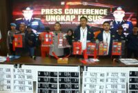 apolres Gresik AKBP Rovan Richard Mahenu menunjukkan barang bukti yang diamankan dari lima pelaku pencurian dengan modus ganjal ATM lintas provinsi, Senin (23/6/2025). | Dok Foto/RadarBangsa