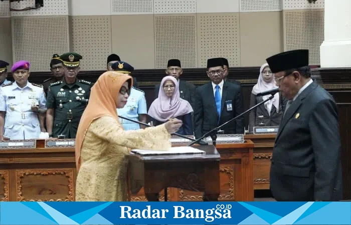 Listiana Lestari, S.H., mengucapkan sumpah jabatan sebagai anggota DPRD DIY menggantikan Agus Sumaryanto, disaksikan Ketua DPRD DIY Nuryadi. Kamis (5/6/2025).| Dok.Ho/Paiman RadarBangsa