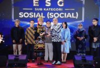 Kepala Biro Adpim Jatim, Pulung Chausar, menerima penghargaan dalam ajang Indonesia DEI & ESG Awards (IDEAS) 2025 di Menara Peninsula Hotel, Jakarta Barat, Kamis (19/6/2025) | Dok Foto Ho/ RadarBangsa
