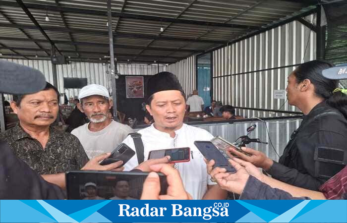 Kuasa hukum penggugat, Mambaul Ulum, menyampaikan keterangan kepada wartawan usai sidang lapangan | Dok Foto | RadarBangsa