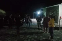 Personel Polres Kulonprogo mengamankan pelaku penembakan anggota Brimob di Jalan Botokan, Jatirejo, Lendah, Sabtu dini hari. (Istimewa)