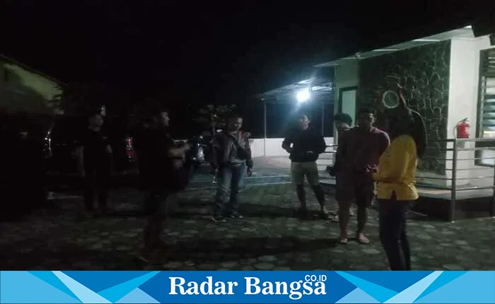 Personel Polres Kulonprogo mengamankan pelaku penembakan anggota Brimob di Jalan Botokan, Jatirejo, Lendah, Sabtu dini hari. (Istimewa)