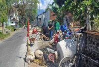 Petugas Dinas PUPR Kota Batu saat memasang box culvert di sisi utara Jl. Diponegoro, Desa Mojorejo, Kecamatan Junrejo, sebagai bagian dari pembangunan drainase darurat untuk mengatasi genangan air. | Dok Foto Ho/ RadarBangsa