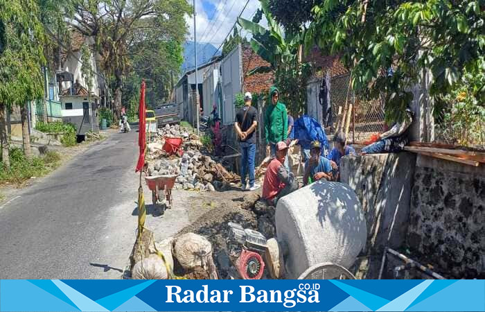 Petugas Dinas PUPR Kota Batu saat memasang box culvert di sisi utara Jl. Diponegoro, Desa Mojorejo, Kecamatan Junrejo, sebagai bagian dari pembangunan drainase darurat untuk mengatasi genangan air. | Dok Foto Ho/ RadarBangsa