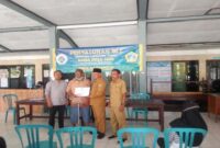 Kepala Desa Dahanrejo, Mochamad Hasan, menyerahkan secara simbolis Bantuan Langsung Tunai Dana Desa (BLT-DD) Tahap VI kepada warga penerima manfaat di Balai Desa Dahanrejo, Kecamatan Kebomas, Gresik, Senin (30/6/2025). Sebanyak 55 KPM menerima bantuan tunai sebesar Rp300.000. | Dok Foto Ho/RadarBangsa