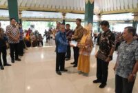 Wakil Bupati Sleman Danang Maharsa menyerahkan tali asih kepada anggota KORPRI yang telah purna tugas, Kamis (26/6/2025). | Dok Foto Ho/RadarBangsa