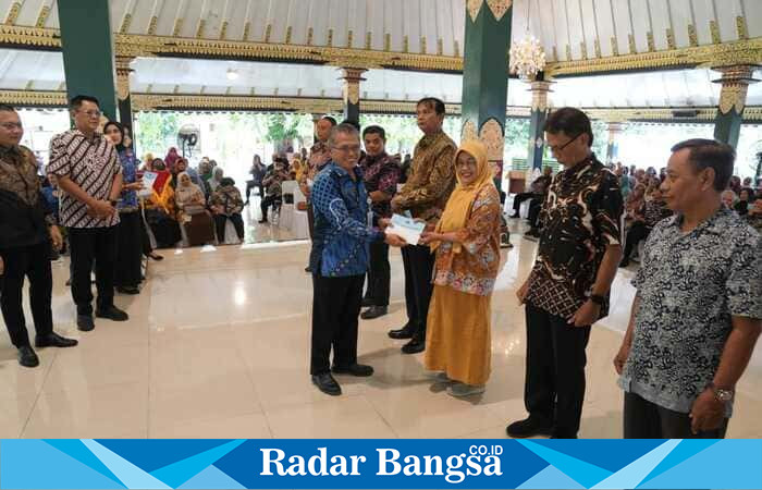 Wakil Bupati Sleman Danang Maharsa menyerahkan tali asih kepada anggota KORPRI yang telah purna tugas, Kamis (26/6/2025). | Dok Foto Ho/RadarBangsa