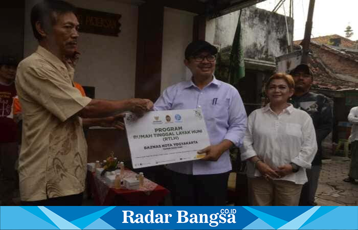 Wali Kota Yogyakarta Hasto Wardoyo meninjau langsung proses bedah rumah warga di Kampung Klitren Lor, Minggu (22/6/2025), sebagai bagian dari program RTLH berbasis gotong royong.| Dok foto Ho/ RadarBangsa