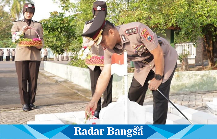 Kapolres Lamongan AKBP Agus Dwi Suryanto, S.I.K., M.H., meletakkan karangan bunga di Tugu TMP Kesuma Negara sebagai bentuk penghormatan terhadap jasa para pahlawan, Senin (23/6/2025). | Dok Foto Ho/ RadarBangsa
