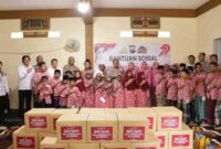 apolres Lamongan AKBP Agus Dwi Suryanto, S.I.K., M.H. didampingi Ketua Bhayangkari Cabang Lamongan menyerahkan bantuan sosial secara simbolis kepada pengurus Panti Asuhan Ar-Rasid, Senin (23/6/2025). | Dok Foto Ho/ RadarBangsa