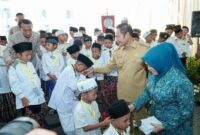 Bupati Lamongan Yuhronur Efendi menyapa peserta khitan massal dalam rangka Hari Jadi Lamongan ke-456 di Pendopo Lokatantra, Senin (23/6/2025). | Dok Foto HO/ RadarBangsa