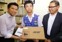 Plt Gubernur Jatim Emil Dardak menyerahkan hadiah laptop kepada Al Divi Rarindrayana, pelajar Blitar yang sukses menjadi animator game internasional, Senin (2/6). | Dok. Pemprov Jatim/ HO RadarBangsa