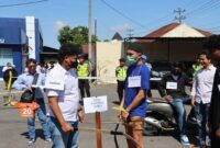 Tersangka NA (18) memperagakan adegan saat rekonstruksi kasus duel maut yang menewaskan pelajar ASP di Mapolres Bantul, Rabu (18/6/2025). | RadarBangsa/Ho Hms Polres bantul
