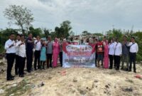 Polres Lamongan bersama Bhayangkari dan Bhabinkamtibmas menyerahkan bantuan sosial kepada para pemulung di TPA Tambakrigadung, Kecamatan Tikung, dalam rangka menyambut Hari Bhayangkara ke-79 Tahun 2025. | Dok Foto Ho/RadarBangsa 
