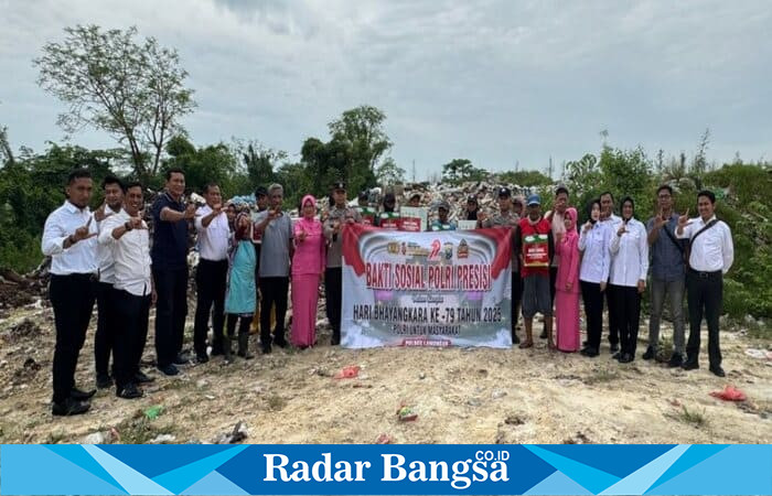 Polres Lamongan bersama Bhayangkari dan Bhabinkamtibmas menyerahkan bantuan sosial kepada para pemulung di TPA Tambakrigadung, Kecamatan Tikung, dalam rangka menyambut Hari Bhayangkara ke-79 Tahun 2025. | Dok Foto Ho/RadarBangsa 