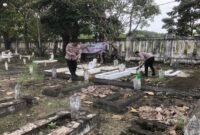Anggota Polres Lamongan membersihkan area Taman Makam Pahlawan Kusuma Negara sebagai bentuk penghormatan kepada para pahlawan. |Dok Foto Ho/RadarBangsa 