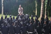 Aipda Yateno saat memberikan himbauan kepada calon warga baru PSHT Ranting Tikung di Padepokan PSHT, Dusun Takeran, Desa Takeranklating, Kecamatan Tikung, Sabtu malam (14/6/2025). (Foto: Polsek Tikung for RadarBangsa)